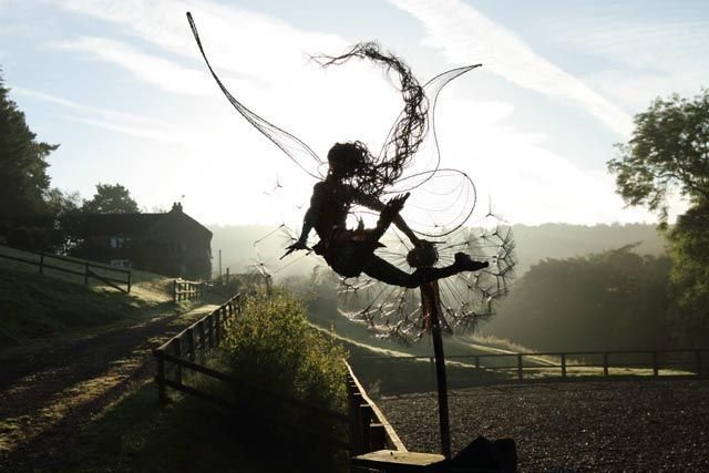 EnchantaLuxe Tuinstaak | Magische handgemaakte metalen tuindecoratie voor betoverende buitenruimtes