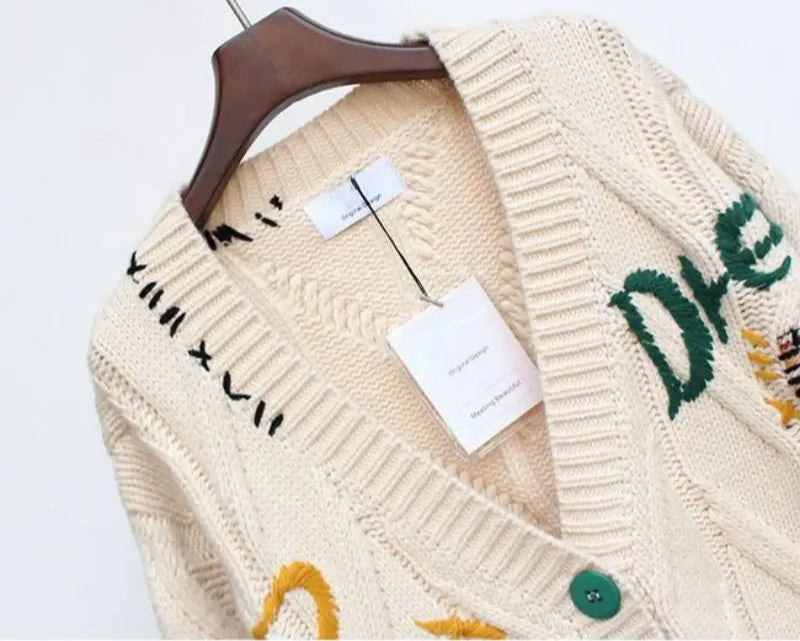 CozyKnit – Gebreide V-hals Damesvest met Borduursel