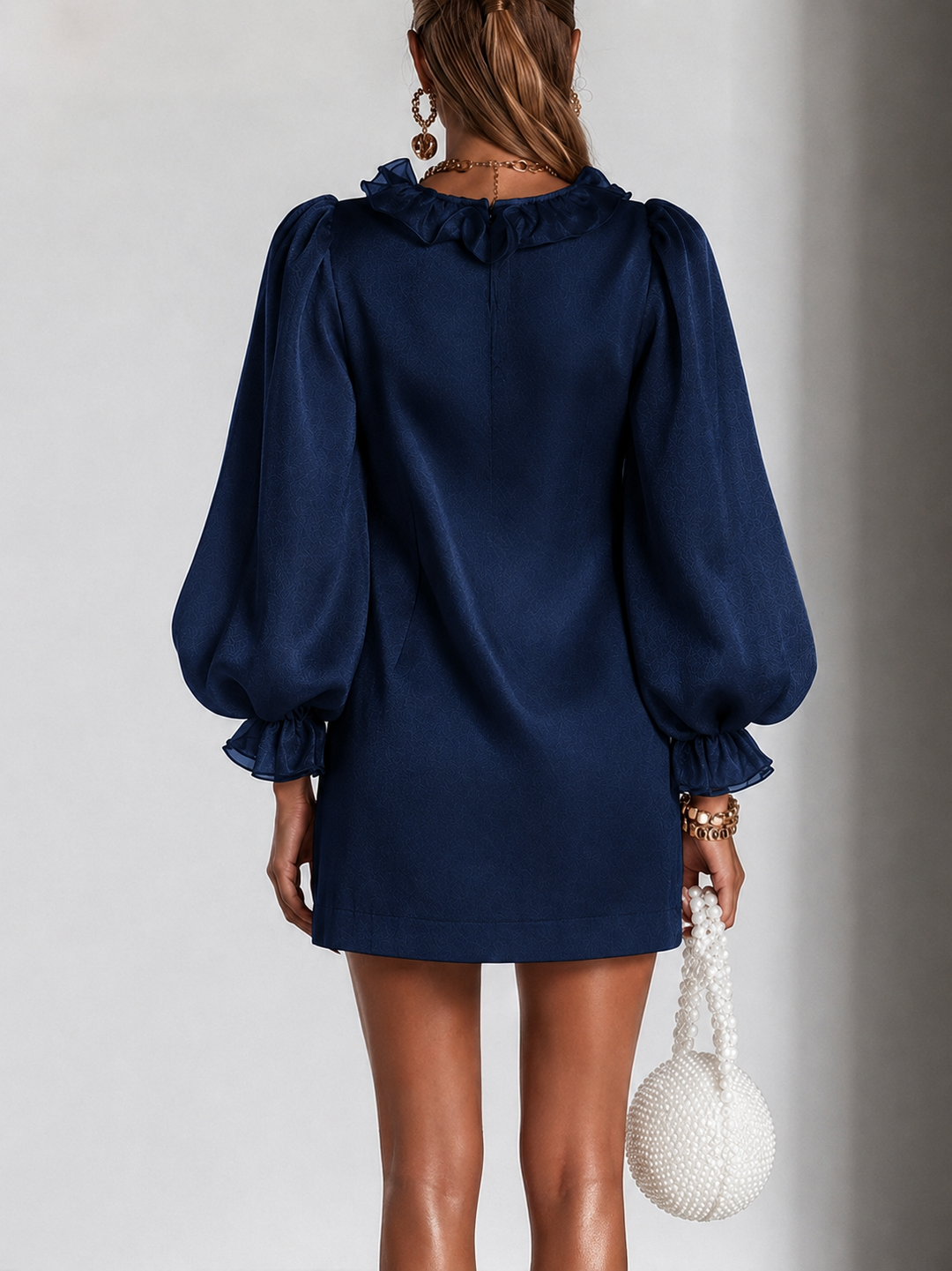 Elegante minijurk met ruches, pofmouwen en subtiele glans