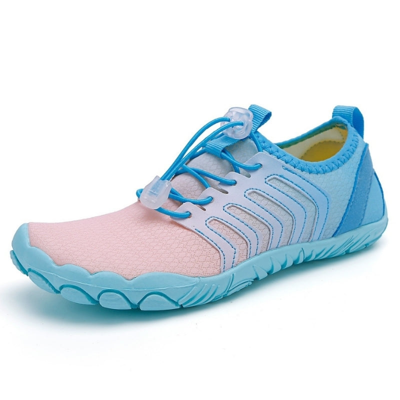 Lichtblauwe en roze waterschoen met elastische veters, antislip zool en ademend mesh. Ideaal voor strand, zwemmen en watersportactiviteiten.