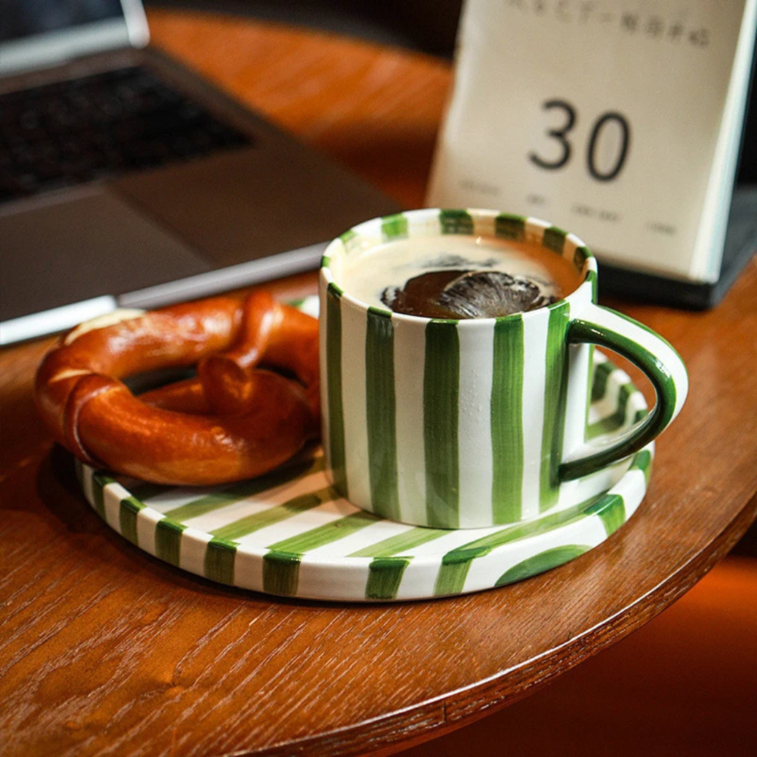 RetroChic Keramische Koffieset | Handbeschilderde Kop en Schotel voor Verfijnde Drinkmomenten