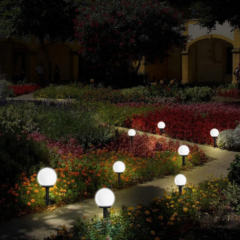 https://cdn.shopify.com/s/files/1/0886/0765/4234/files/3-Stuks-Waterdichte-LED-Zonnebol-Tuinverlichting-SunLuxe-Orbs-6.png?v=1775122396