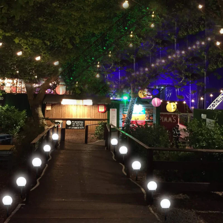 https://cdn.shopify.com/s/files/1/0886/0765/4234/files/3-Stuks-Waterdichte-LED-Zonnebol-Tuinverlichting-SunLuxe-Orbs-7.png?v=1775122396