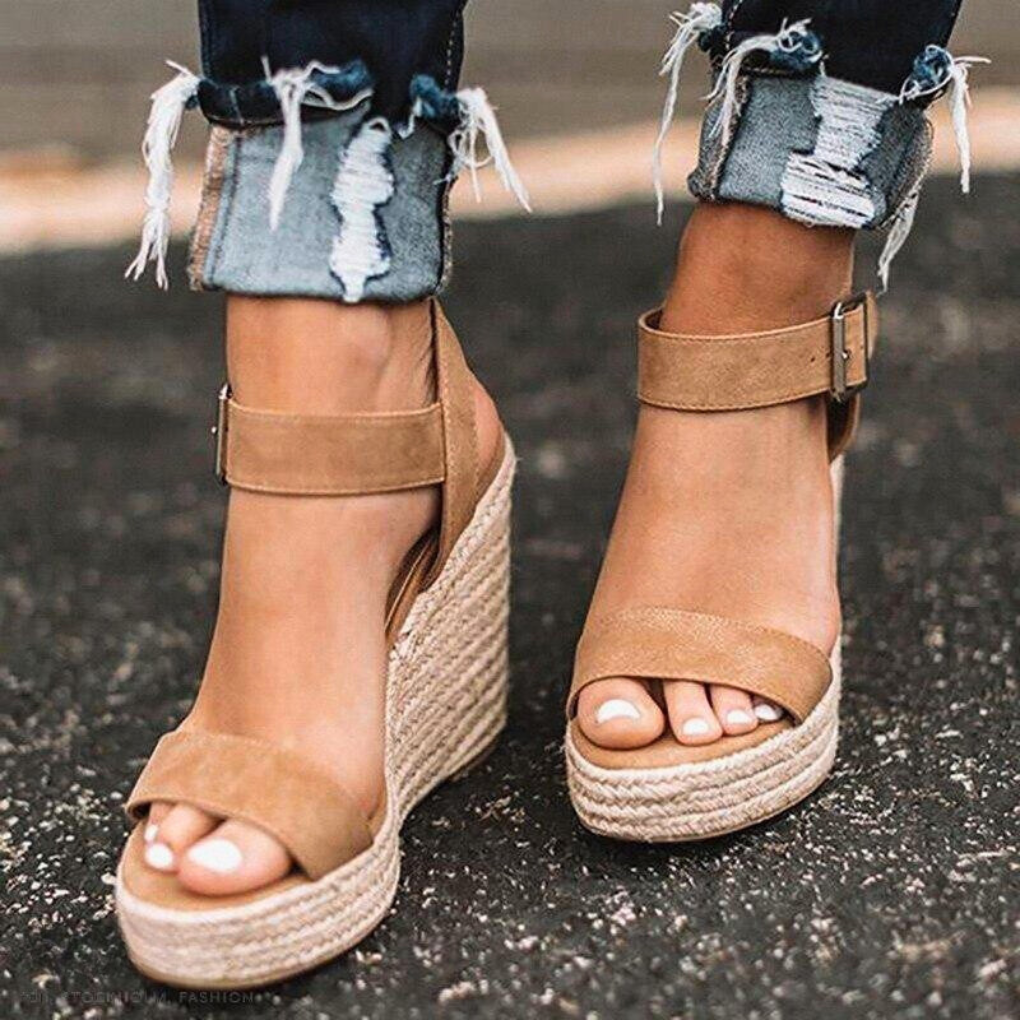 Comfortabel sandalen met T-band en sleehak voor dames