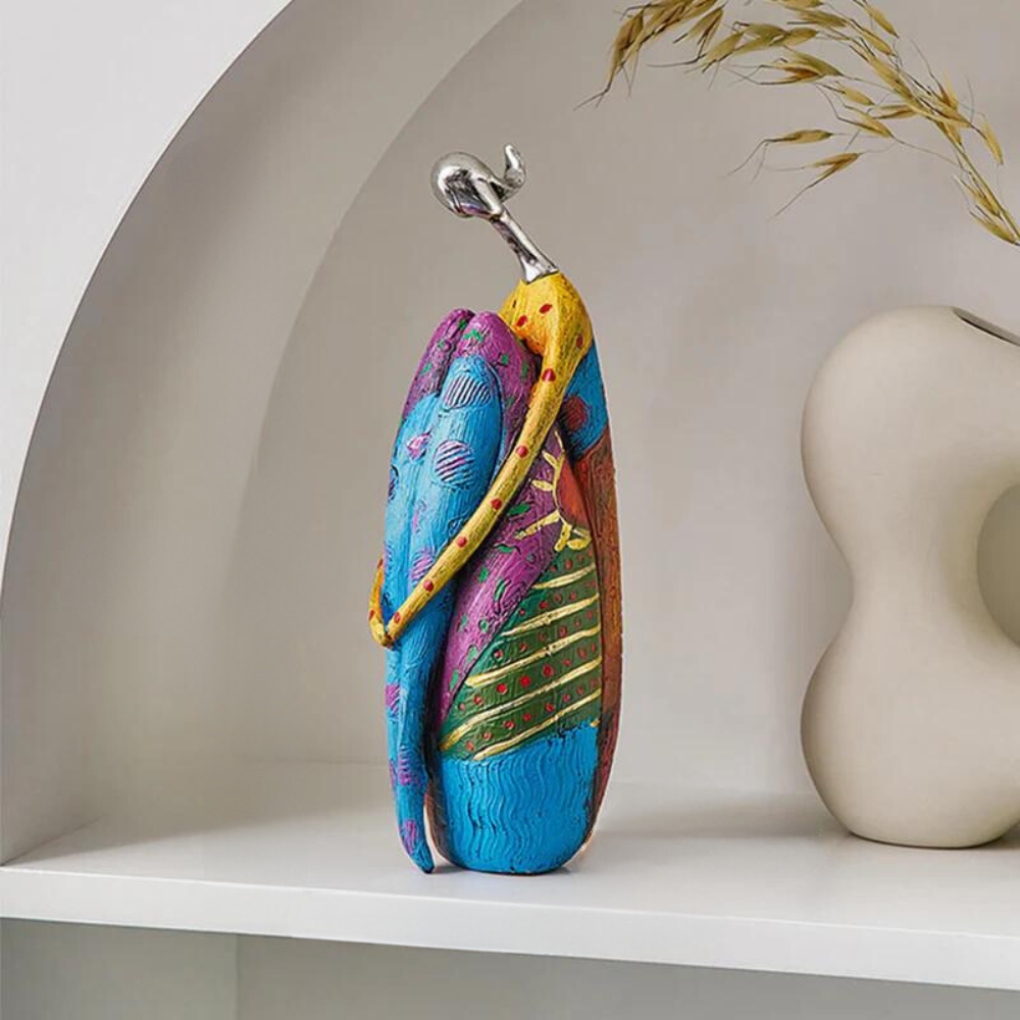 Moderne artistieke abstracte vrouwelijke harssculptuur