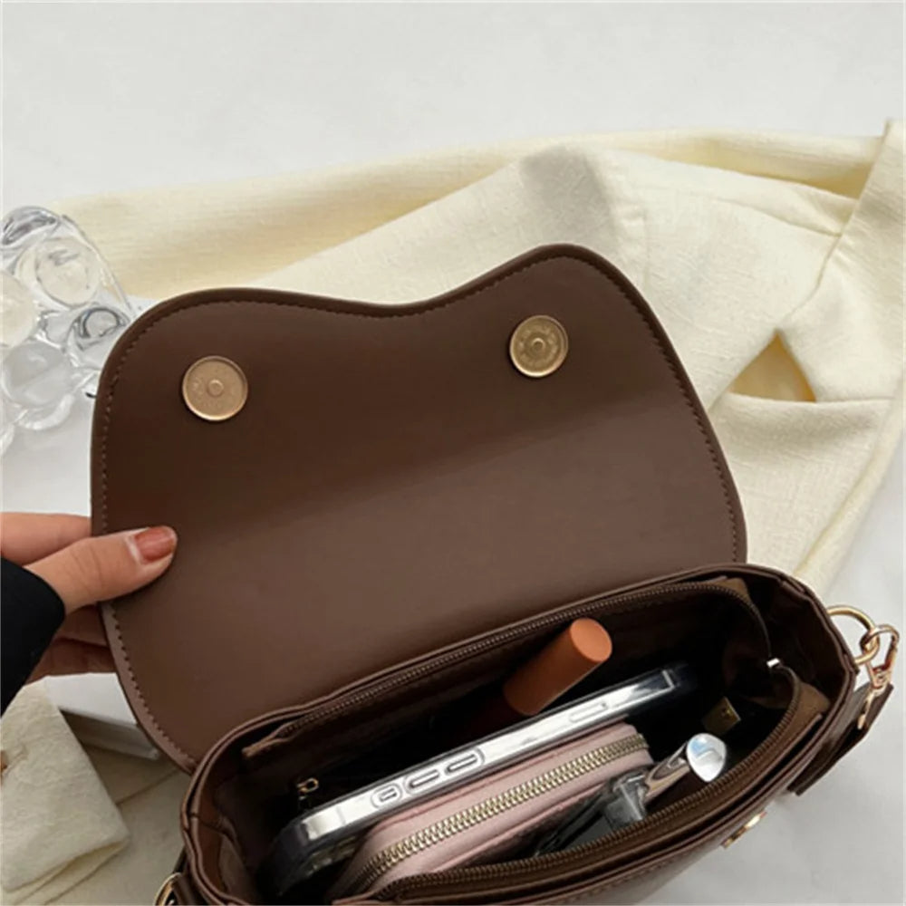 Schoudertas met brede riem – modern en compact