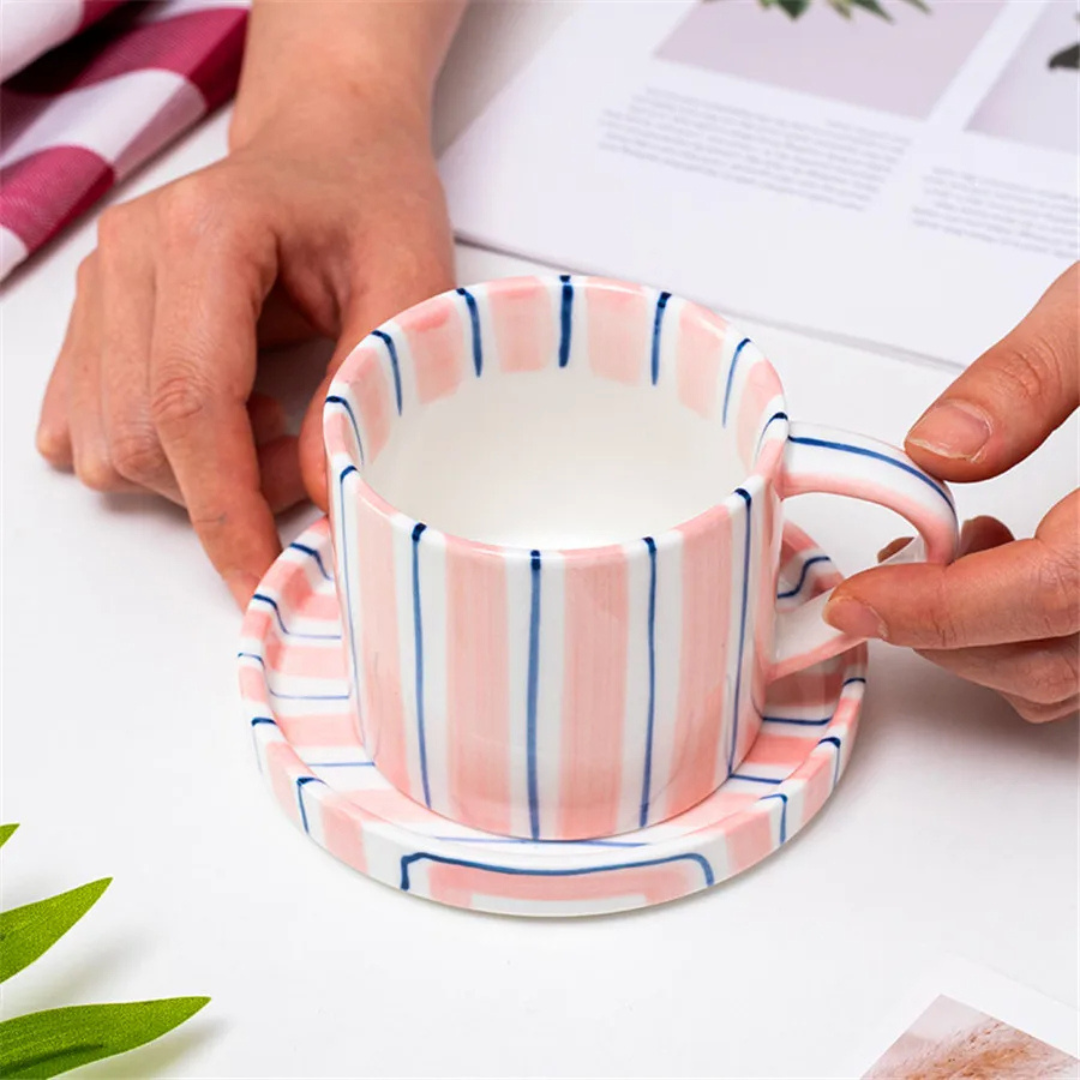 RetroChic Keramische Koffieset | Handbeschilderde Kop en Schotel voor Verfijnde Drinkmomenten