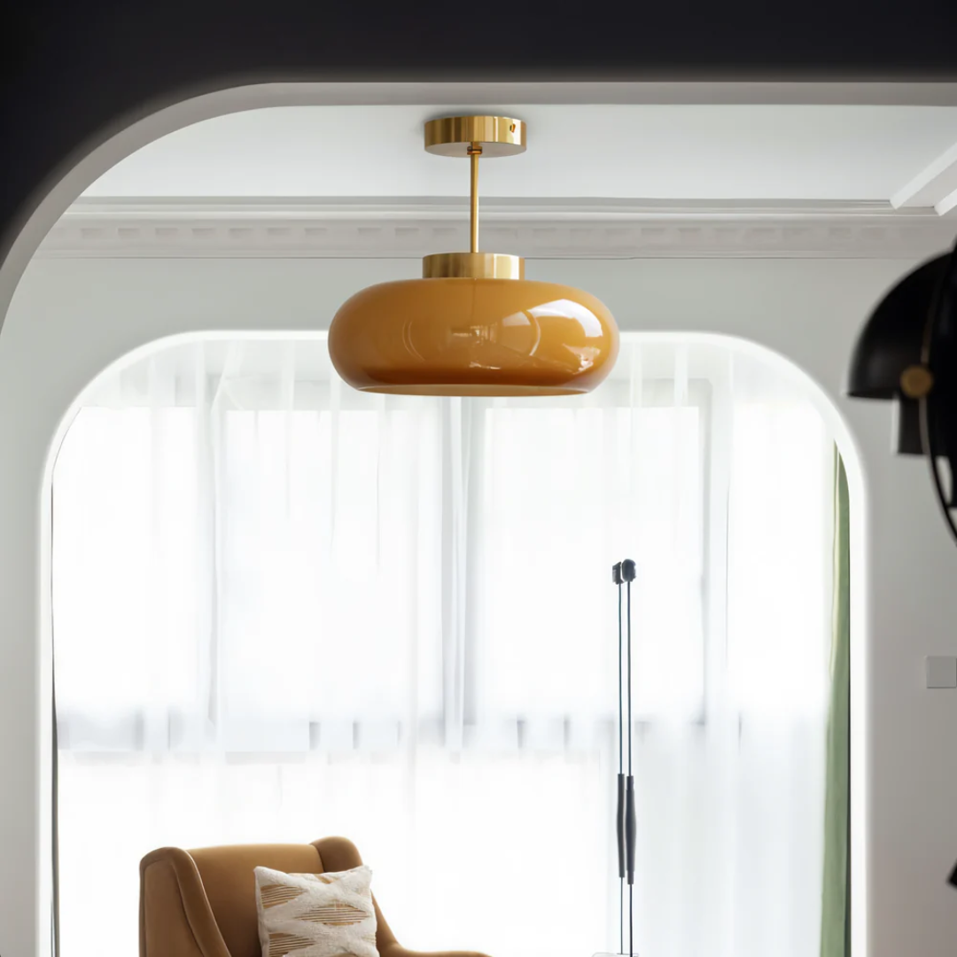 Plafondlamp van glas met ronde kap en metalen stang