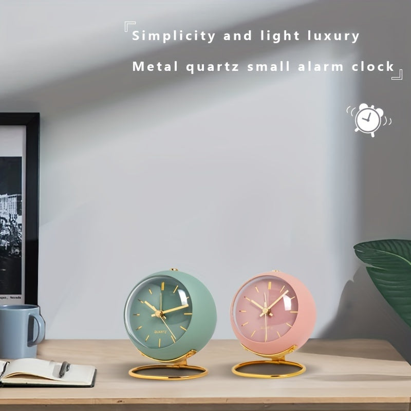 Stille Nordic Bureauklok – Lichtgevende Wijzers en Metalen Behuizing