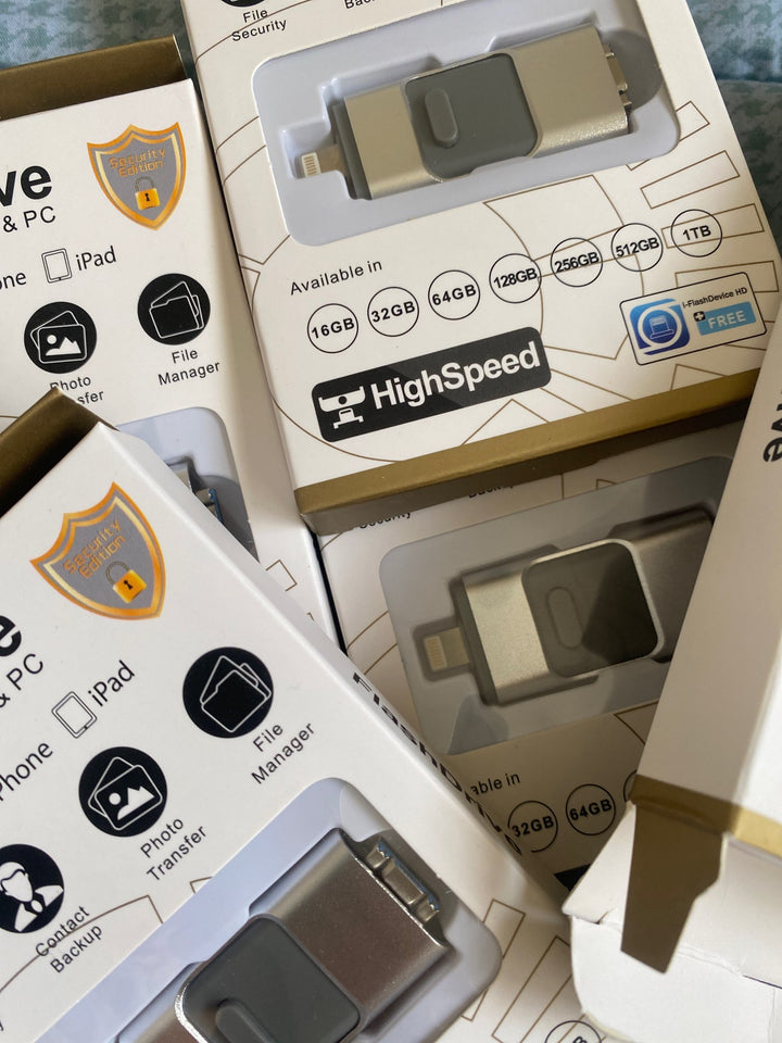 4 in 1 Flashdrive, nooit meer een lege mobiel met onze handige flashdrive, past op elk apparaat!