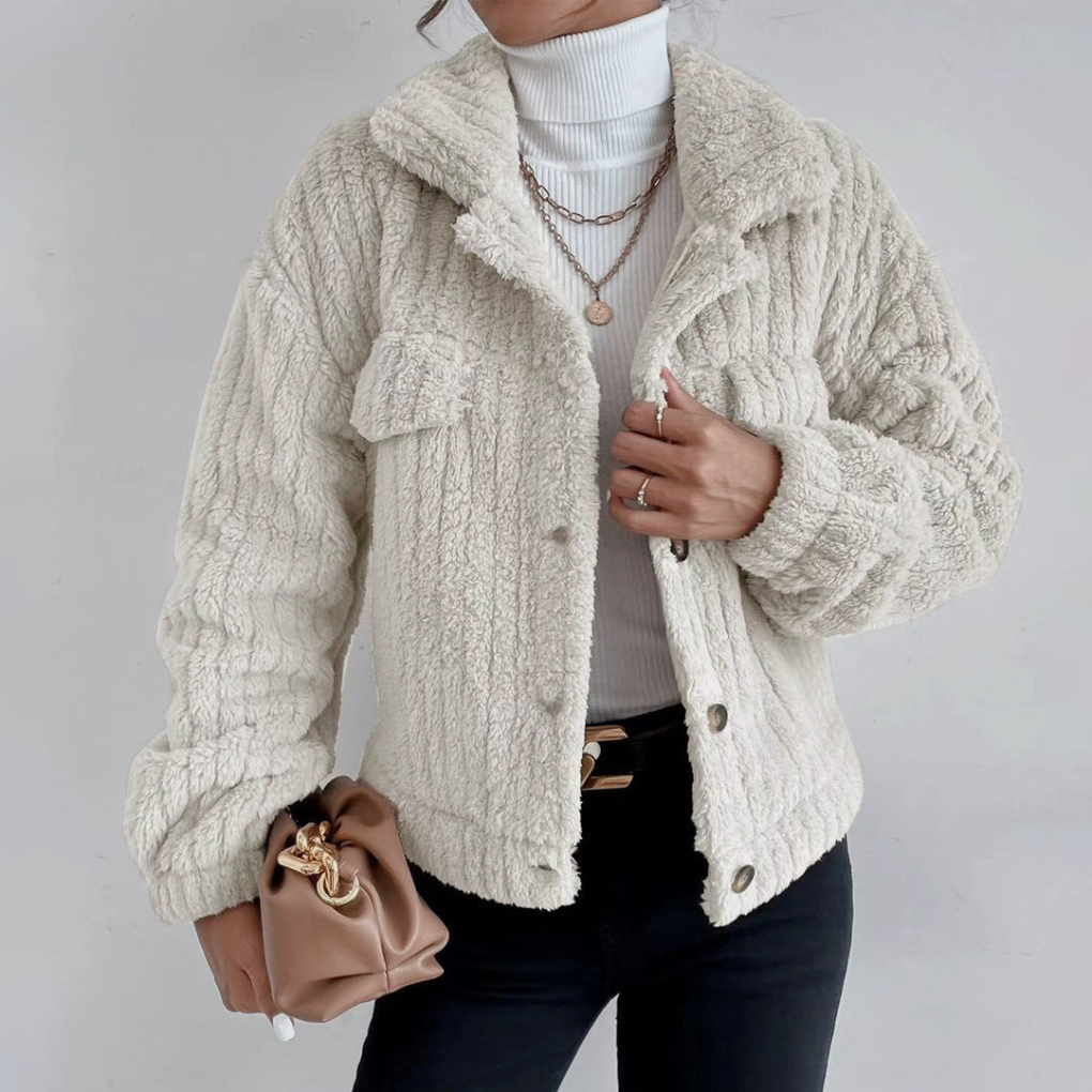 https://cdn.shopify.com/s/files/1/0853/4979/4119/files/Amelia___Elegante_jas_met_zakken_2.png?v=1752733975