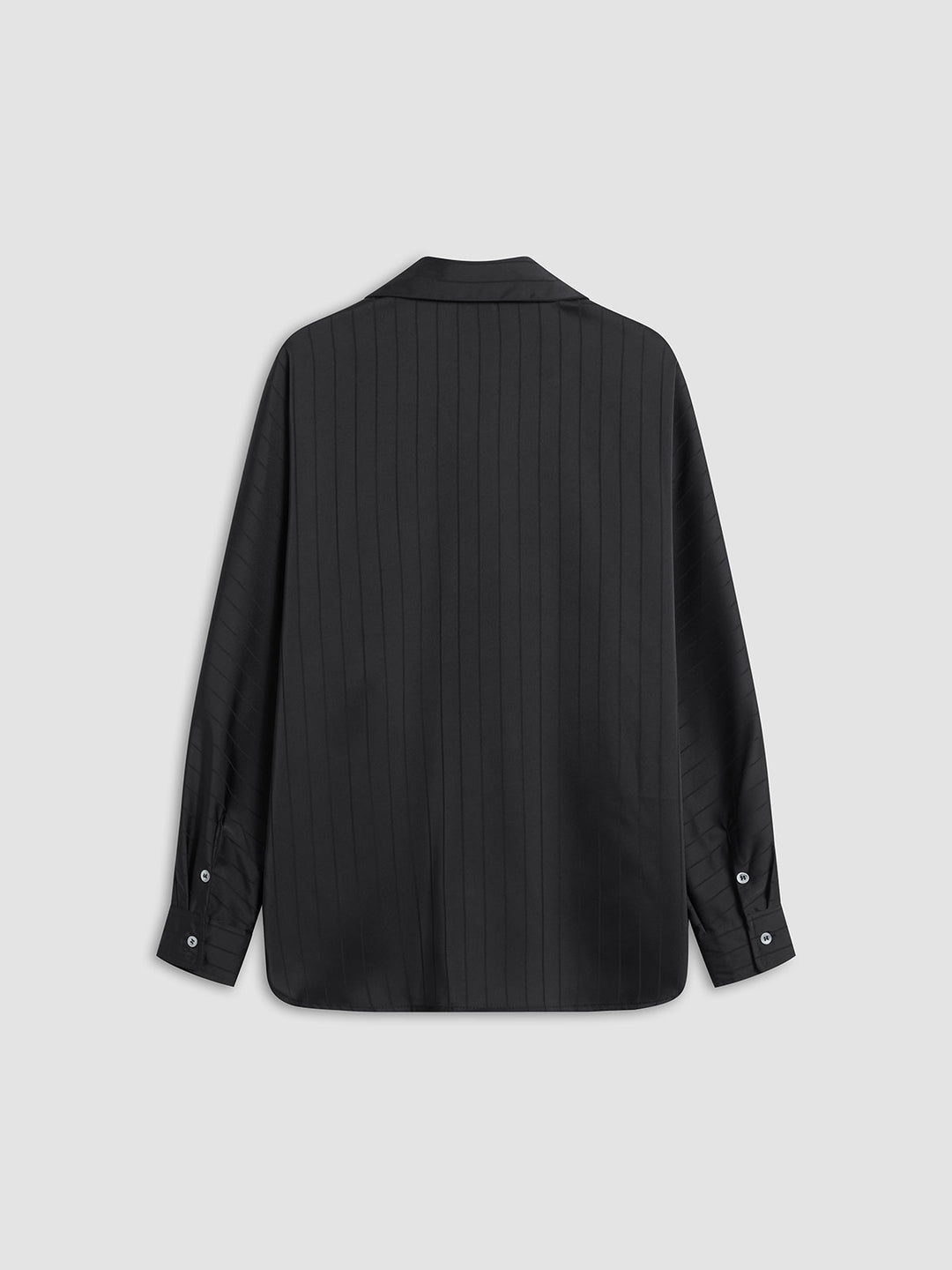 Model draagt oversized losse top blouse dames met streeppatroon casual zakelijk dunne stof zomer lente voorjaar shirt vrouwen zwart