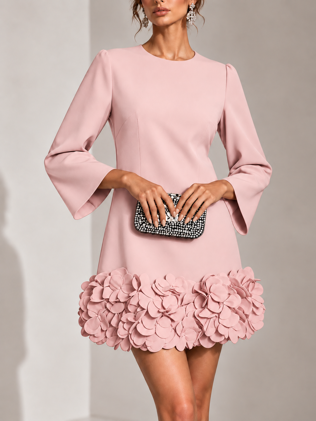 Elegante korte jurk met 3D-bloemenapplicatie en uitlopende lange mouwen