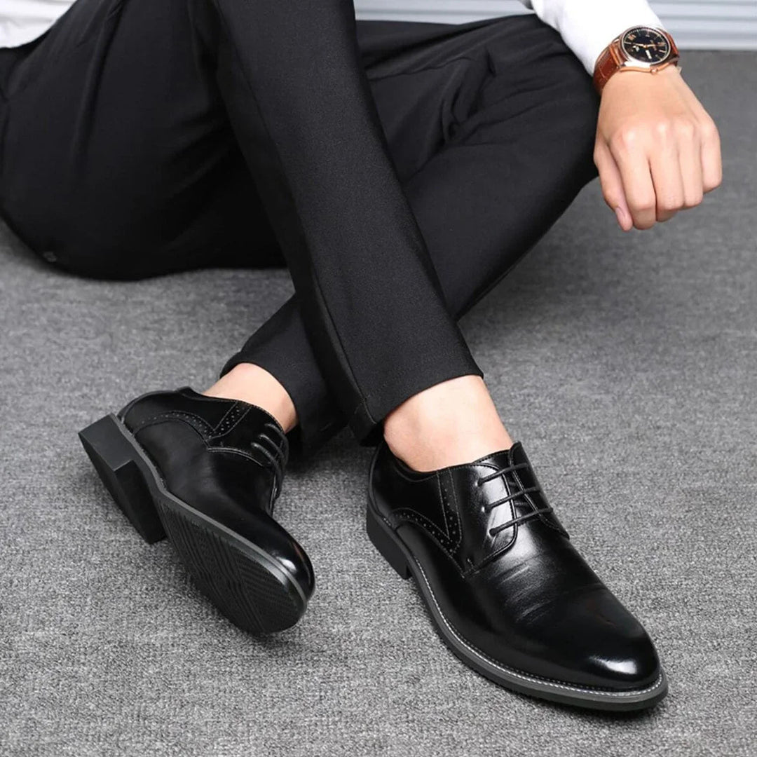 Herenschoenen met gesloten vering, oxford-zakelijke schoenen met brogue-perforatiedetail
