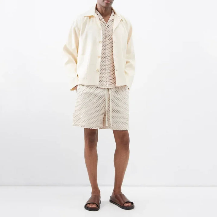 Deze set, bestaande uit een los overhemd en korte broek, is perfect voor warme zomerdagen.