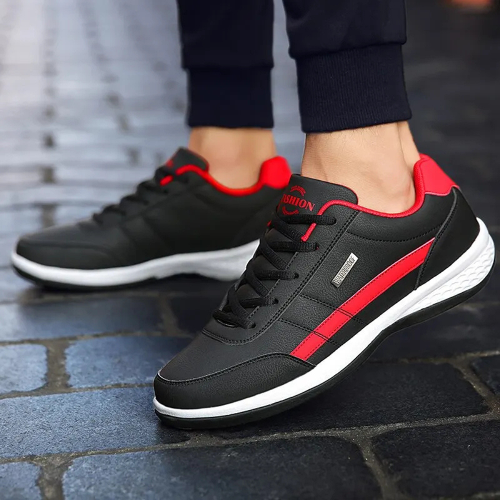 Elegante leren herensneakers met veterssluiting aan de voorkant en zijpaneel