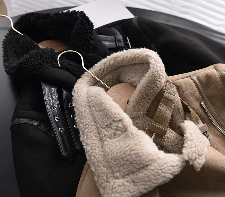 Walnuss braun und perle schwarz edge lederjacke beide auf kleiderbügeln ausgestellt