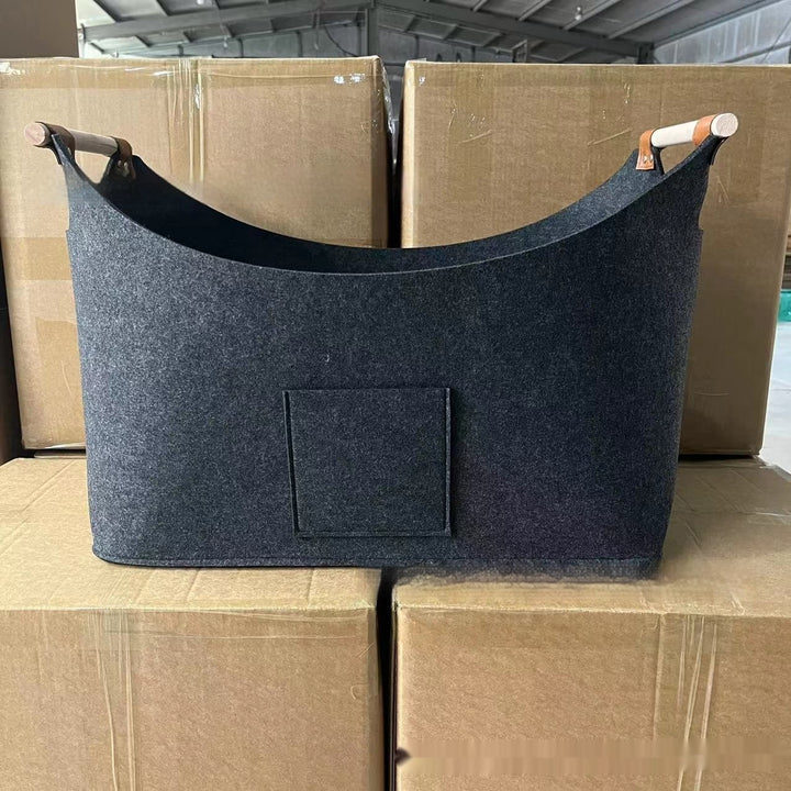 Vilten haardhoutmand met houten handvatten en leren bandjes