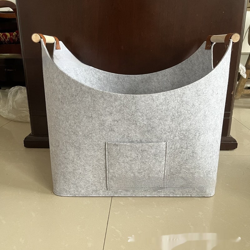 Vilten haardhoutmand met houten handvatten en leren bandjes