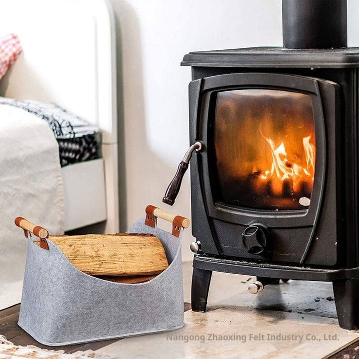 Vilten haardhoutmand met houten handvatten en leren bandjes