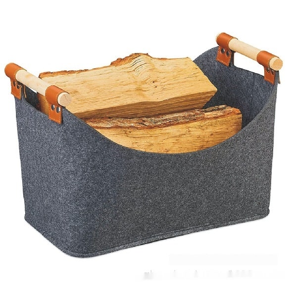 Vilten haardhoutmand met houten handvatten en leren bandjes