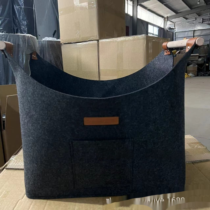 Vilten haardhoutmand met houten handvatten en leren bandjes