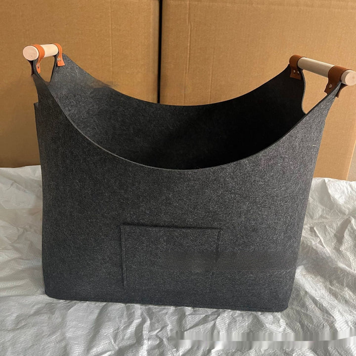 Vilten haardhoutmand met houten handvatten en leren bandjes