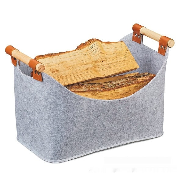 Vilten haardhoutmand met houten handvatten en leren bandjes