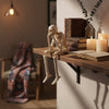 Halloween-skeletplankzitterbeeldjes met bungelende benen en beweegbare gewrichten