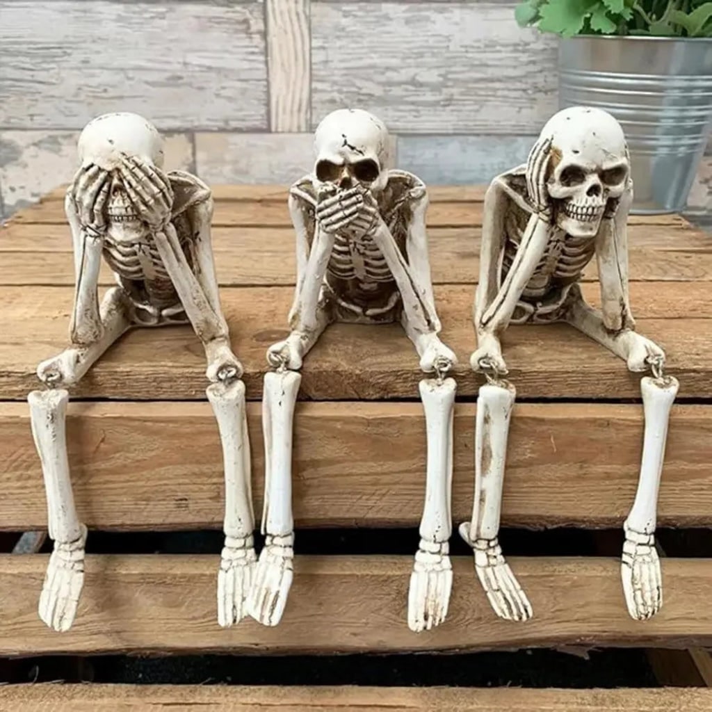 Halloween-skeletplankzitterbeeldjes met bungelende benen en beweegbare gewrichten
