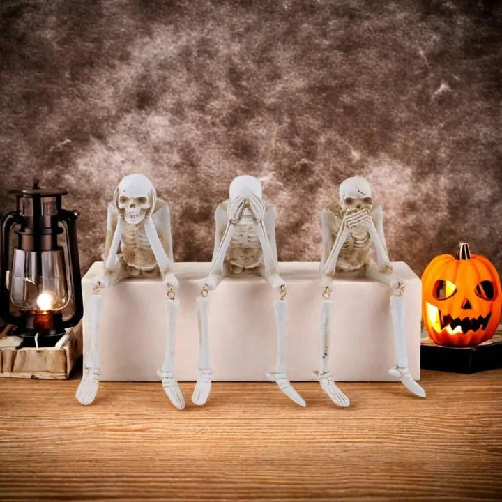 Halloween-skeletplankzitterbeeldjes met bungelende benen en beweegbare gewrichten