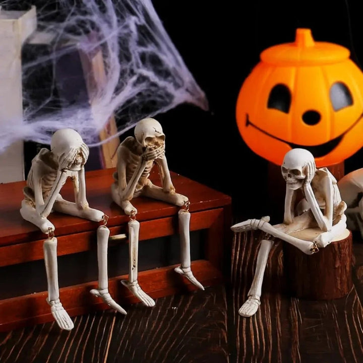 Halloween-skeletplankzitterbeeldjes met bungelende benen en beweegbare gewrichten