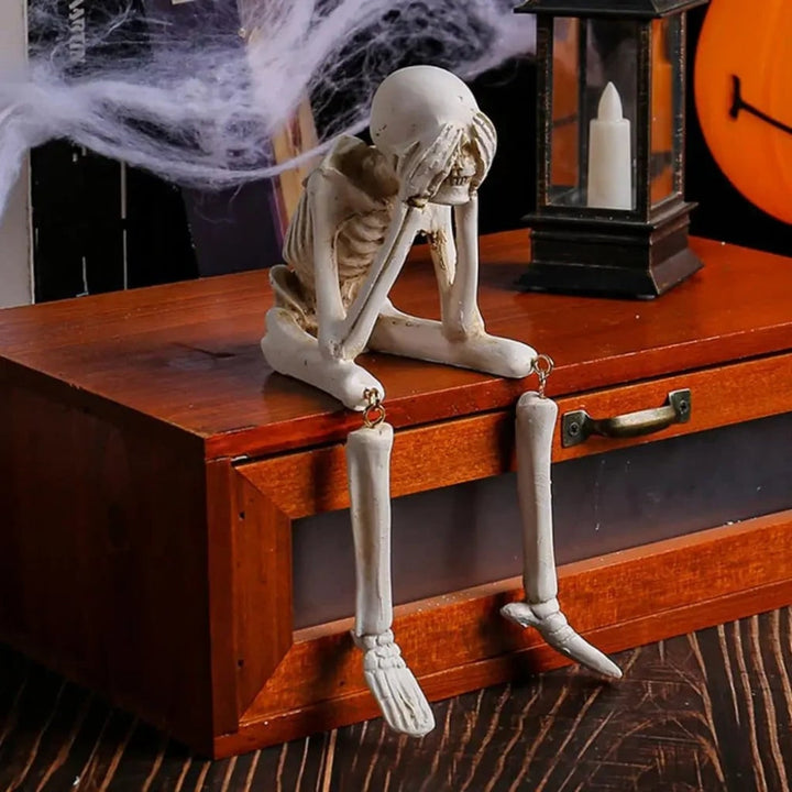 Halloween-skeletplankzitterbeeldjes met bungelende benen en beweegbare gewrichten