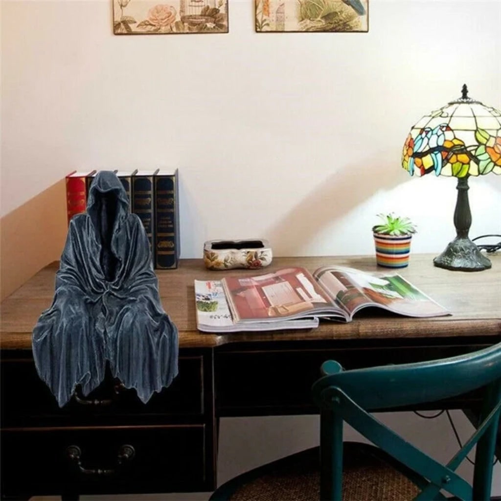Halloween griezelige Magere Hein plankzitter beeld, hars figuur, decoratie met kap