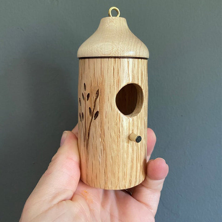 Kolibriehuisje van hout als vogelvoeder met handgesneden zitstokje en natuurlijke houtnerf