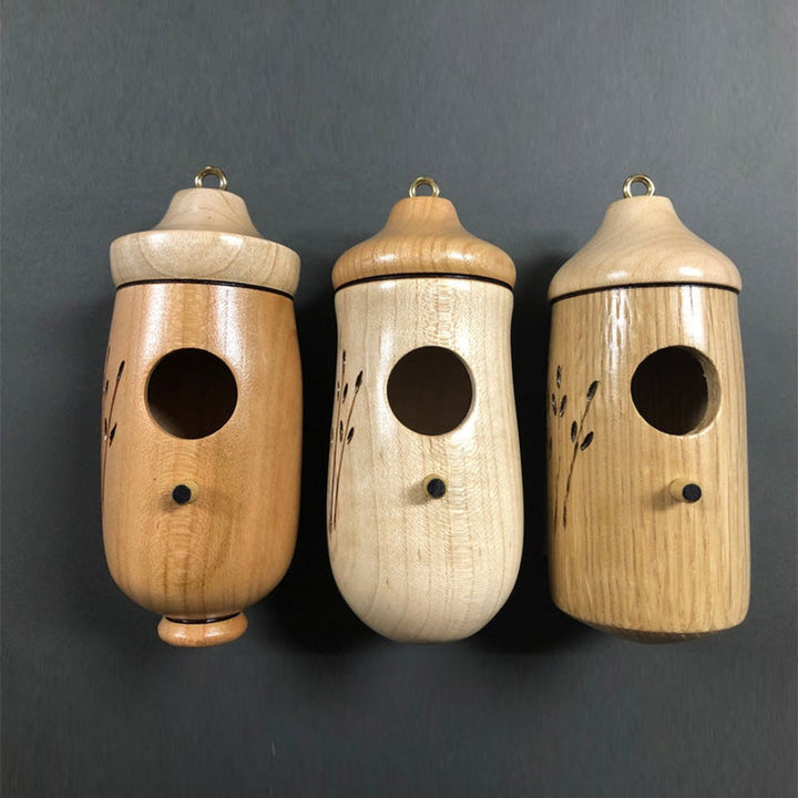 Kolibriehuisje van hout als vogelvoeder met handgesneden zitstokje en natuurlijke houtnerf