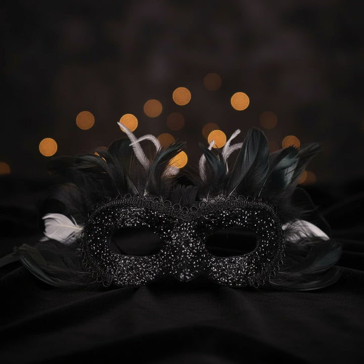 Zwart-witte halloweenkostuum voor kinderen modieuze schurk Black-and-White Fashion Villain met gesplitste zwart-witte jurk en cape