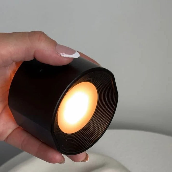 Oplaadbare wandlamp en wandlamp op batterijen met magnetische bevestiging en afstandsbediening