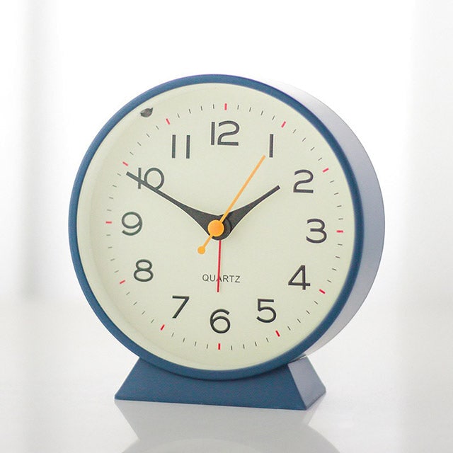 Retro analoge wekker met geruisloos quartzuurwerk en verlichting voor slaapkamer of bureau