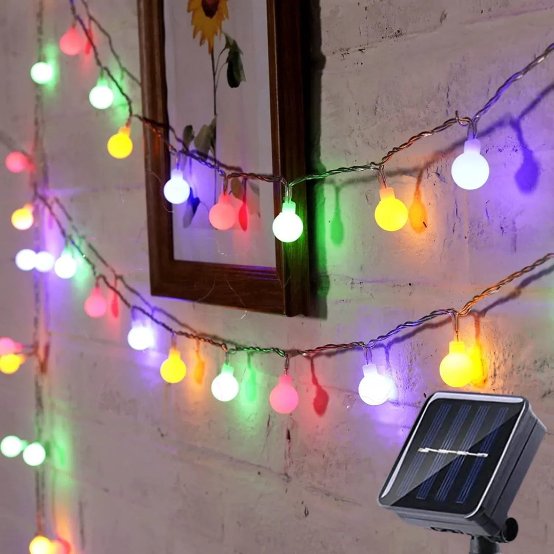 Zonne-energie lichtsnoer voor buiten met matte bolvormige lampen en aangedreven tuinverlichting voor buiten