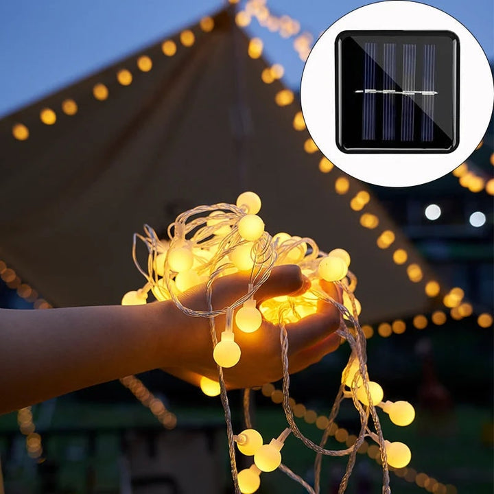Zonne-energie lichtsnoer voor buiten met matte bolvormige lampen en aangedreven tuinverlichting voor buiten