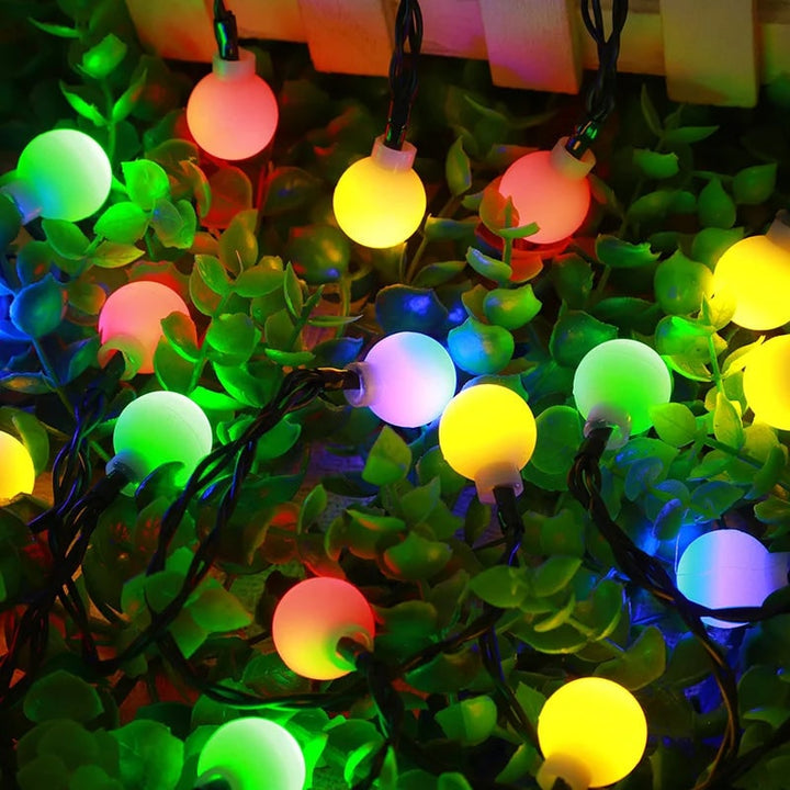 Zonne-energie lichtsnoer voor buiten met matte bolvormige lampen en aangedreven tuinverlichting voor buiten