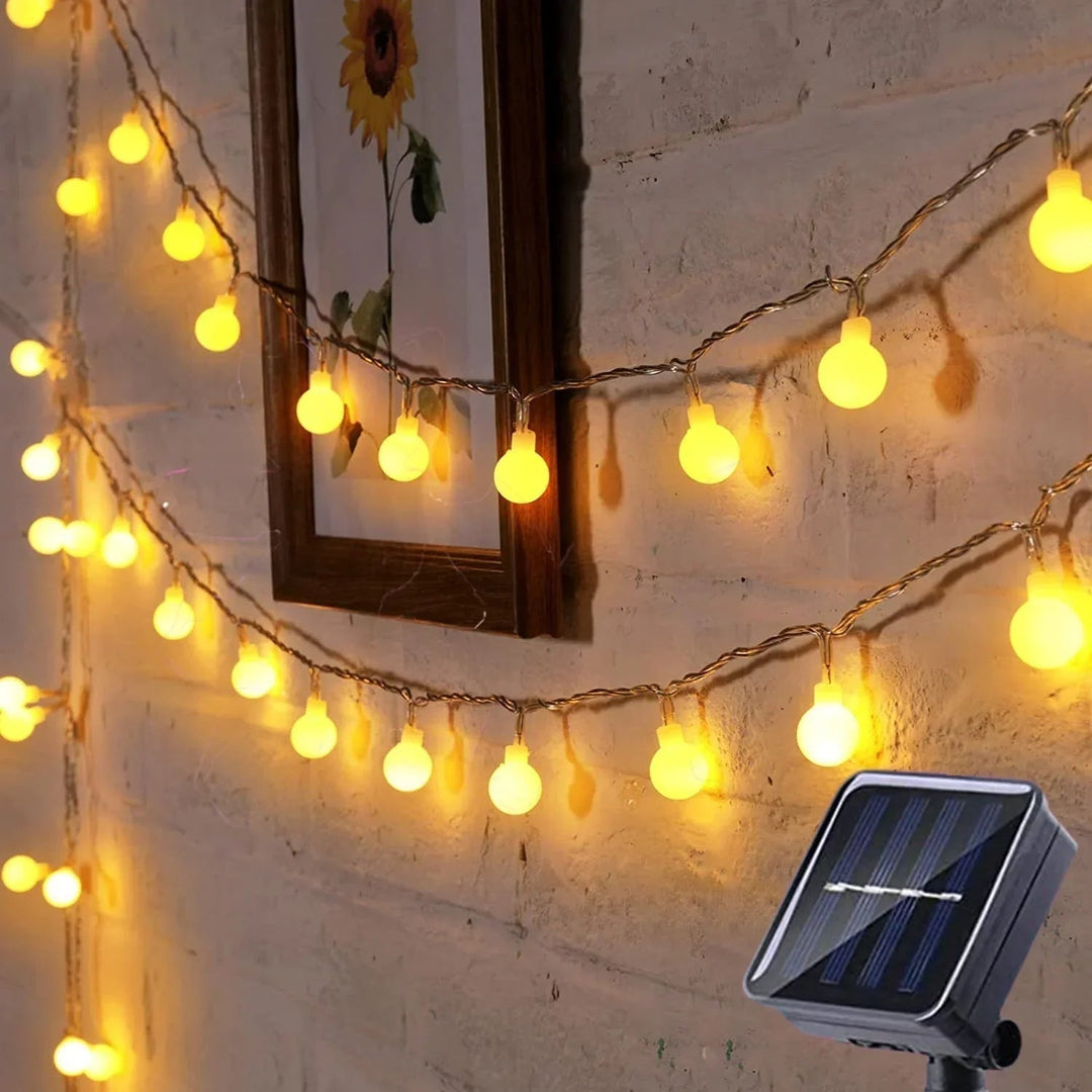 Zonne-energie lichtsnoer voor buiten met matte bolvormige lampen en aangedreven tuinverlichting voor buiten
