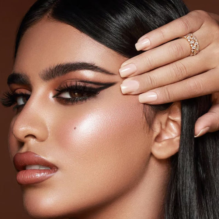 Gevleugelde eyelinerstickers met nepwimpers en glitteroogschaduw