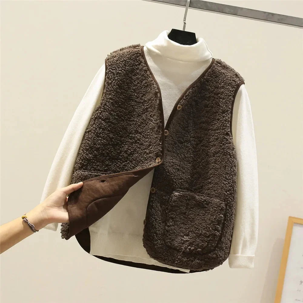 Sherpa gilet met V-hals en knopen