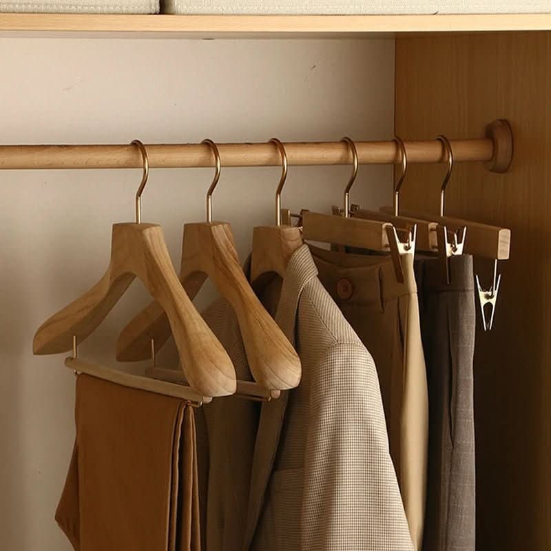 Houten kleerhangers met schouders en stang voor pakken en jassen