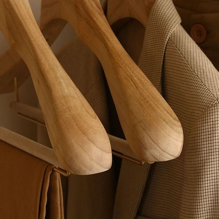 Houten kleerhangers met schouders en stang voor pakken en jassen