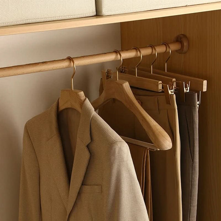 Houten kleerhangers met schouders en stang voor pakken en jassen