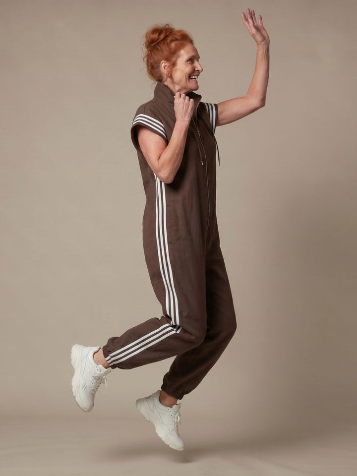 Jumpsuit met gestreepte panelen, rits voorop en korte mouwen voor dames