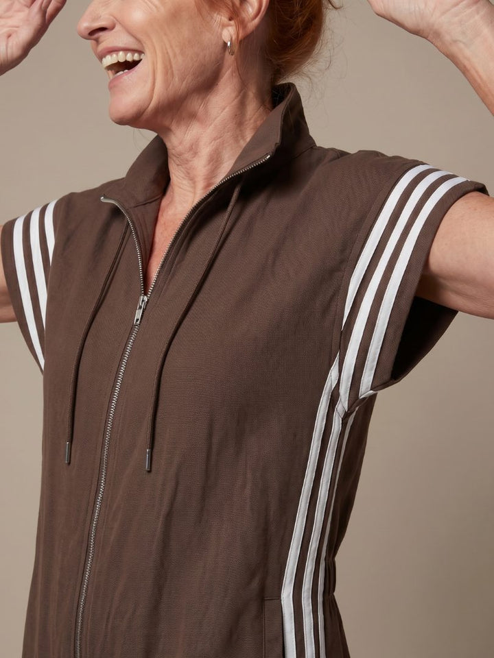 Jumpsuit met gestreepte panelen, rits voorop en korte mouwen voor dames